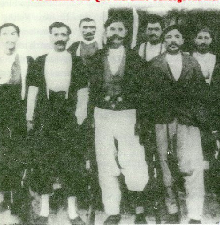 Bava Ibrahim, fils de Seyid Riza et Sahan Axa, chef de tribus des Bahtiar, avec d'autres jeunes de Dersim.