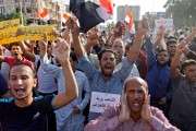  Public anger grows, Iraqi protesters take over Najaf airport 