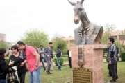 Irak: le Parti des ânes dévoile sa statue au Kurdistan