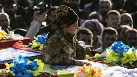 Enterrant leurs morts, les Kurdes de Syrie dénoncent la 