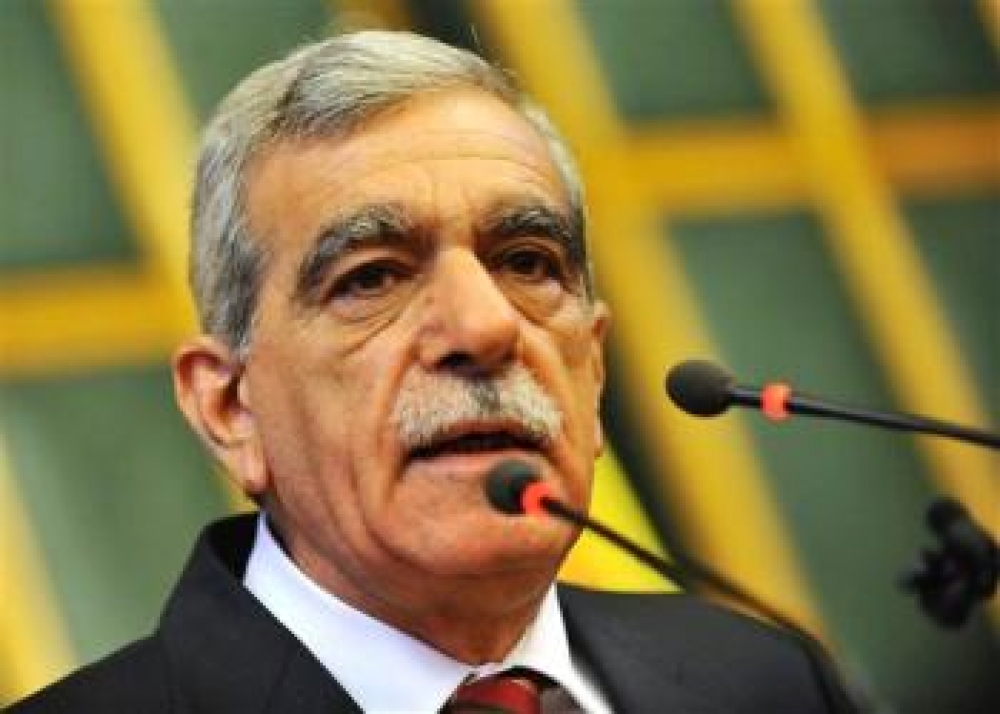 Politician defies law, speaks Kurdish in Turkey