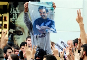 Banderole d’Abdullah Öcalan