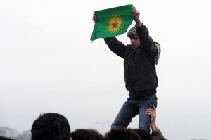 Un Kurde brandit le drapeau du PKK